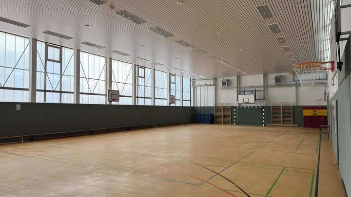 Saubere Turnhalle nach der Grundreinigung.