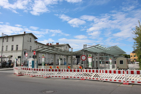 Auf dem Bild sieht man den Bahnhofsplatz von Bernau mit den drei überdachten Bussteigen. Foto: Stadt Bernau/Cornelia Schach