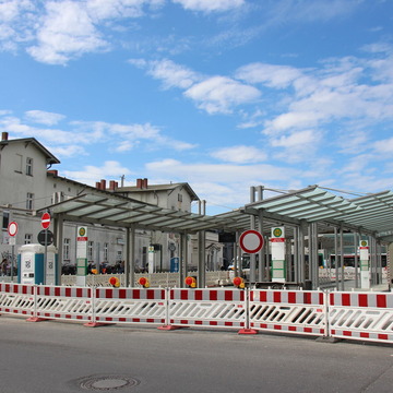 Auf dem Bild sieht man den Bahnhofsplatz von Bernau mit den drei überdachten Bussteigen.