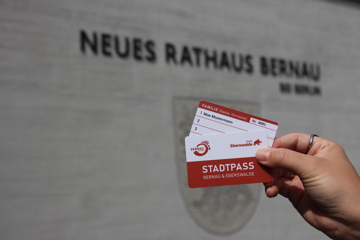 Auf dem Foto ist der Bernauer und Eberswalder Stadtpass zu erkennen. Das Foto wurde vor dem Neuen Rathaus aufgenommen was im Hintergrund sogar zu erkennen ist. 