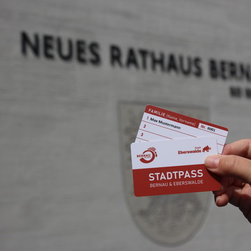 Auf dem Foto ist der Bernauer und Eberswalder Stadtpass zu erkennen. Das Foto wurde vor dem Neuen Rathaus aufgenommen was im Hintergrund sogar zu erkennen ist. 