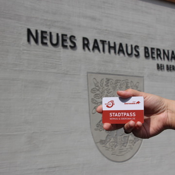 Auf dem Foto ist der Bernauer und Eberswalder Stadtpass zu erkennen. Das Foto wurde vor dem Neuen Rathaus aufgenommen was im Hintergrund sogar zu erkennen ist. 