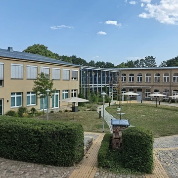 Ein Schirm vor der Stadtbiblothek Bernau