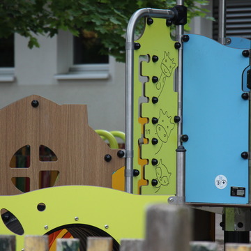 Ein blau-grünes Spielgerät im Garten der Kita.
