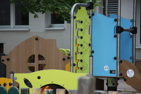 Ein blau-grünes Spielgerät im Garten der Kita.