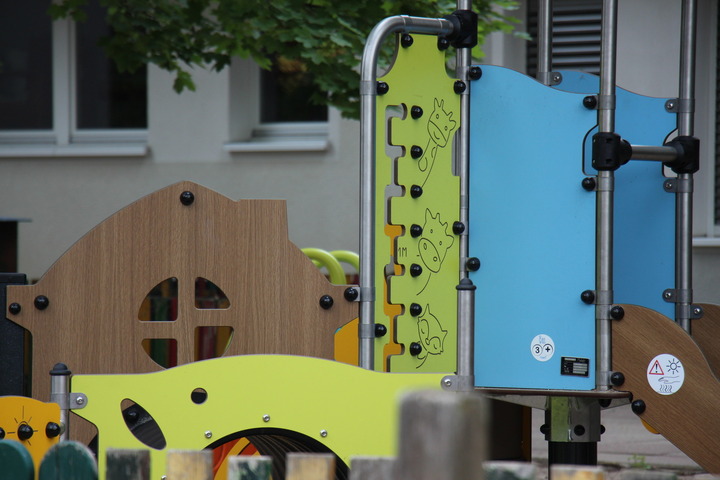Ein blau-grünes Spielgerät im Garten der Kita.