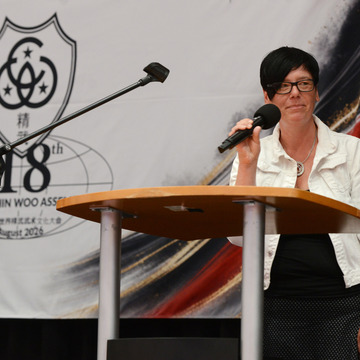 Yvonne Dankert-Schmidt spricht am Rednerinnenpult. 