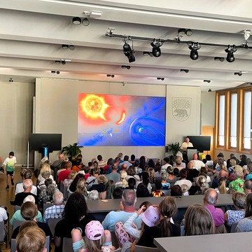 Ungewähr 270 Menschen sitzen im Bürgersaal und hören dem Vortrag zur Sonnenfinsternis zu.
