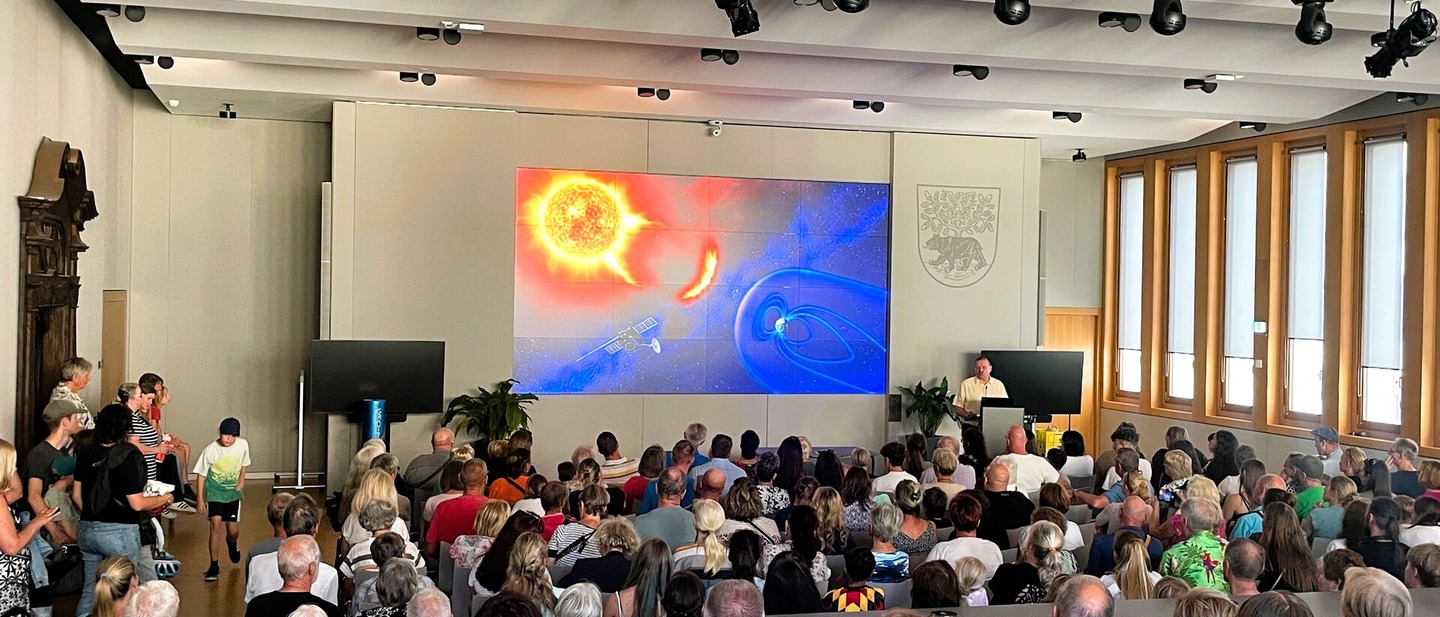 Ungewähr 270 Menschen sitzen im Bürgersaal und hören dem Vortrag zur Sonnenfinsternis zu. 