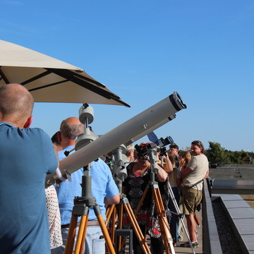 Auf der Terrasse sind mehrere Teleskope ausgerichtet. 