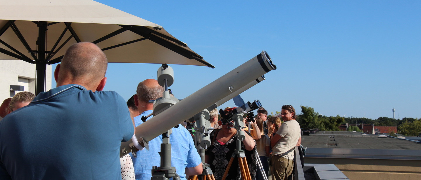 Auf der Terrasse sind mehrere Teleskope ausgerichtet. 