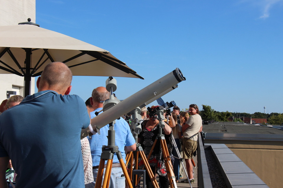 Auf der Terrasse sind mehrere Teleskope ausgerichtet. 