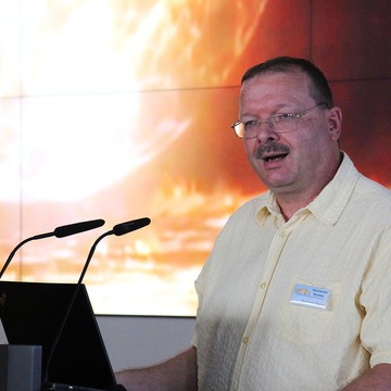 Norbert Thron spricht am Rednerpult im Bürgersaal.