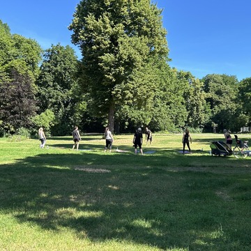 Mehrere Personen trainieren im Park