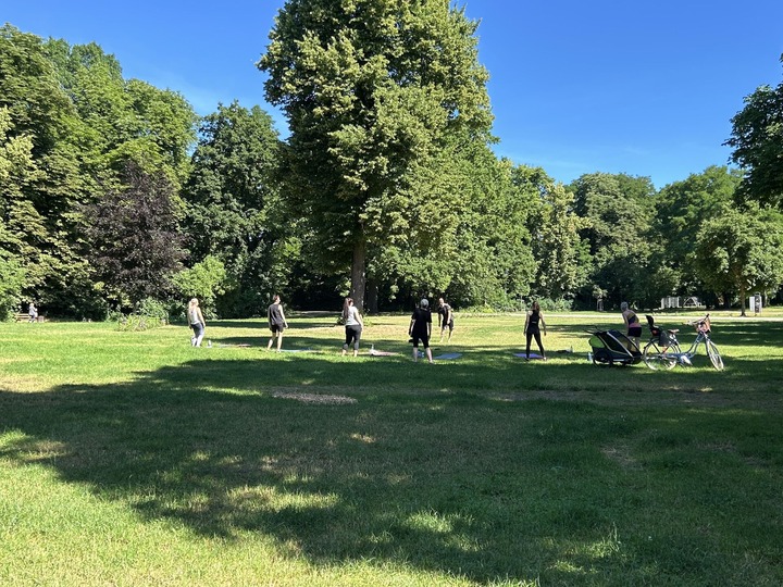 Mehrere Personen trainieren im Park