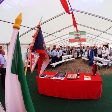 Festzelt mit Zahlreichen Feuerwehrkameradinnen und -kameraden. Die Flagge Bernaus hängt an der Zeltdecke. 