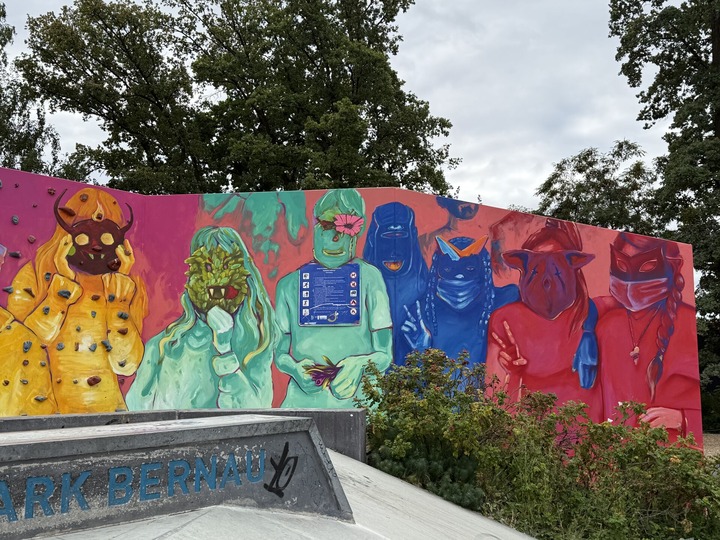 Eine bunte Wand am Skatepark. 