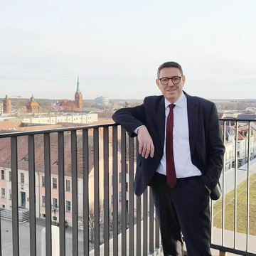 Auf dem Bild sieht man Bernaus Bürgermeister André Stahl auf der Aussichtsplattform des Neuen Rathauses,