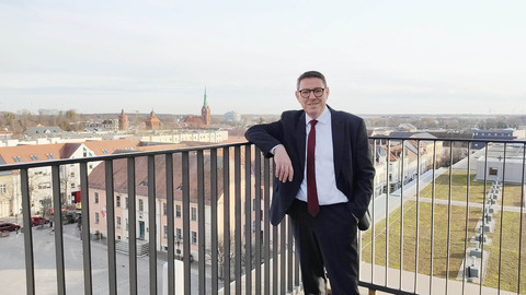 Auf dem Bild sieht man Bernaus Bürgermeister André Stahl auf der Aussichtsplattform des Neuen Rathauses,
