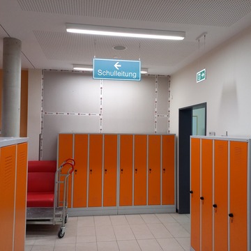 Schild welches Richtung Sekretariat zeigt.