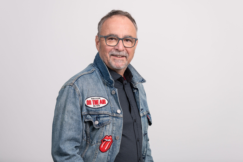 Porträt von Jürgen Karney, der freundlich in die Kamera lächelt. 