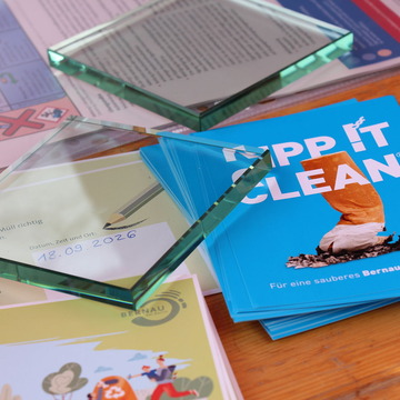 Nahaufnahme von einem Flyer. Darauf steht "Kipp it clean" und eine Zigarettenstummel ist abgebildet.
