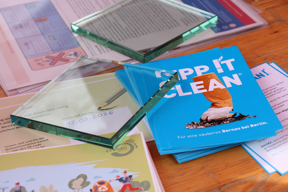 Nahaufnahme von einem Flyer. Darauf steht "Kipp it clean" und eine Zigarettenstummel ist abgebildet.