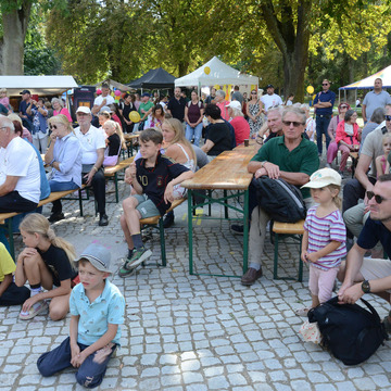 Man sieht viele Menschen beim Voting-Day und Tag der Vereine im Stadtpark Bernau.