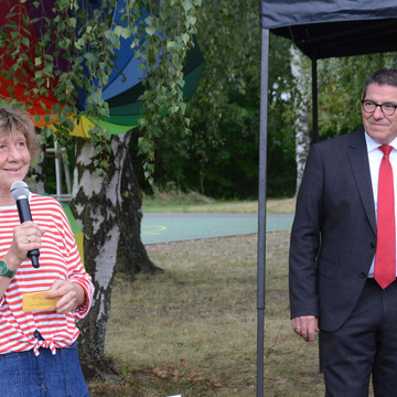 Bürgermeister André Stahl steht neben Sabine Oswald-Göritz, der Mitarbeiterin des Kulturamts, die die Gäste begrüßt. 