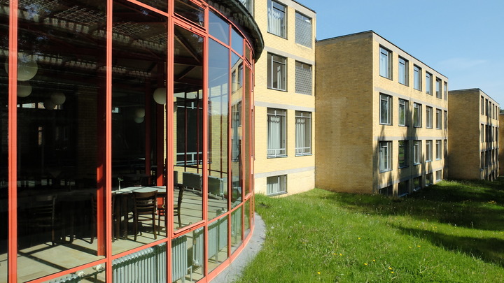 Das Bild zeigt einen Teil des Glasgangs, sowie einen Teil des Bundesschulgebäudes 