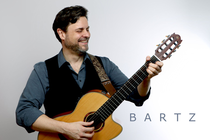 Das Bild zeigt den Musiker BARTZ mit seiner Gitarre