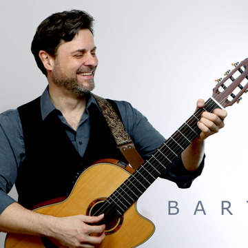Das Bild zeigt den Musiker BARTZ mit seiner Gitarre