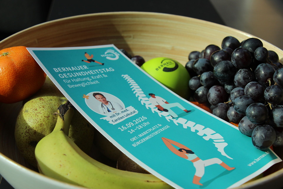 Eine Obstschale in der ein Flyer liegt. Darauf stehen die Infos zum Gesundheitstag 2026.