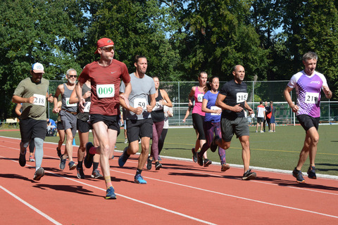 Das Bild zeigt eine Gruppe Sportler beim Joggen