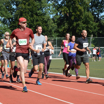 Das Bild zeigt eine Gruppe Sportler beim Joggen