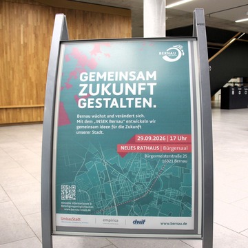 Ein Aufsteller im Foser des Neuen Rathauses Bernau. Darauf wird das Auftaktforum beworben.