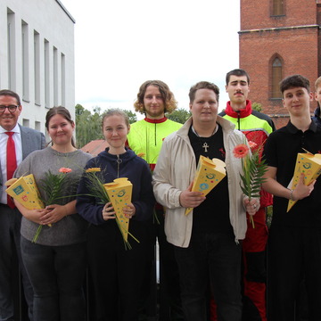 Das Bild zeigt die neuen Auszubildenen der Stadt Bernau zusammen mit dem Bürgermeister André Stahl