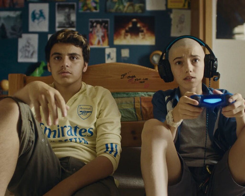 Das Bild zeigt zwei Jungs beim Videospiele spielen