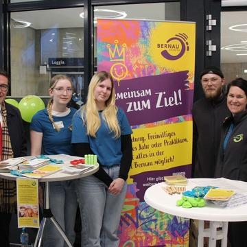 Am Messestand der Stadt Bernau stehen verschiedene Vertretende der Stadt und lächeln. 