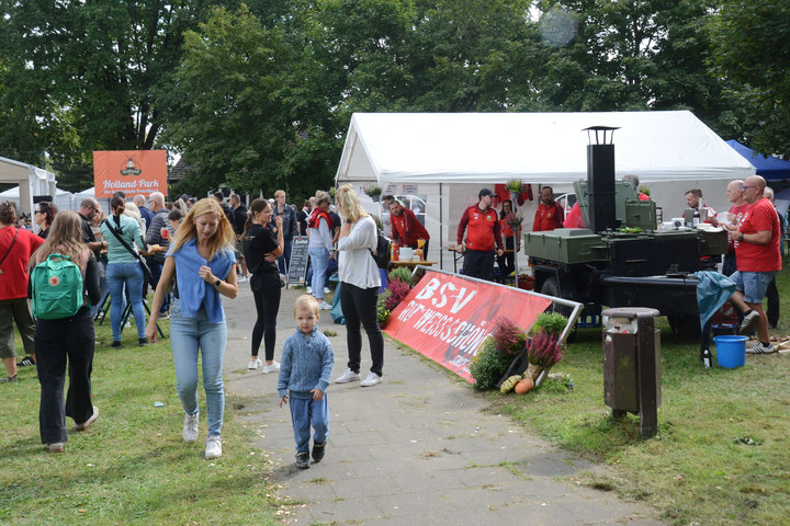 Das Bild zeigt das Schönower Heidefest mit ihren Ständen, Besuchern und Besucherinnen