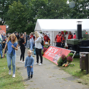 Das Bild zeigt das Schönower Heidefest mit ihren Ständen, Besuchern und Besucherinnen