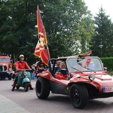 Das Bild zeigt verschiedene Feuerwehrfahrzeuge auf dem Schönower Heidefest