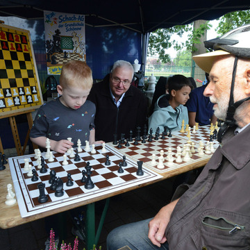Das Bild zeigt den Stand der Schach AG der Grundschule Schönow
