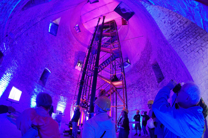 Der Wasserturm von innne, bunt angestrahlt. 