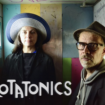 Das Bild zeigt das Musik Duo Rotatonics in einer Fotokabine