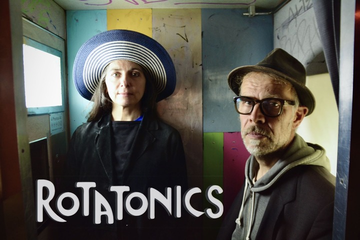 Das Bild zeigt das Musik Duo Rotatonics in einer Fotokabine