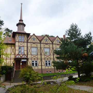 Das Bild zeigt die Front der Fachwerkkirche Lobetal