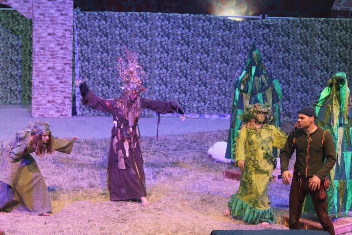 Das Bild zeigt eine Gruppe von Theaterdarstellern