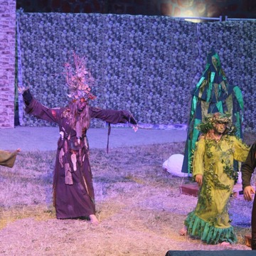 Das Bild zeigt eine Gruppe von Theaterdarstellern