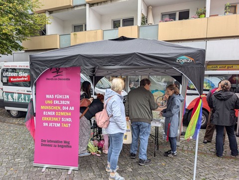 Das Bild zeigt einen Stand auf dem Gesundheitsmarkt